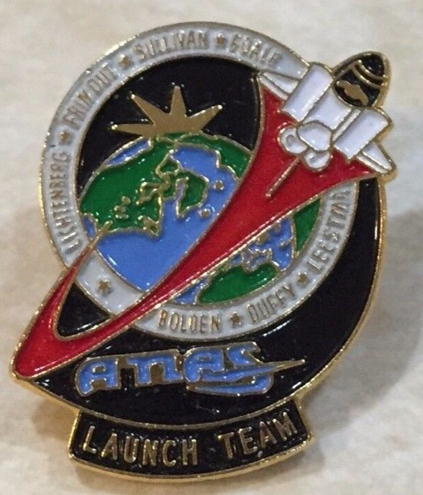 STS-45 SPACE SHUTTLE ATLANTIS LAUNCH TEAM PINBACK