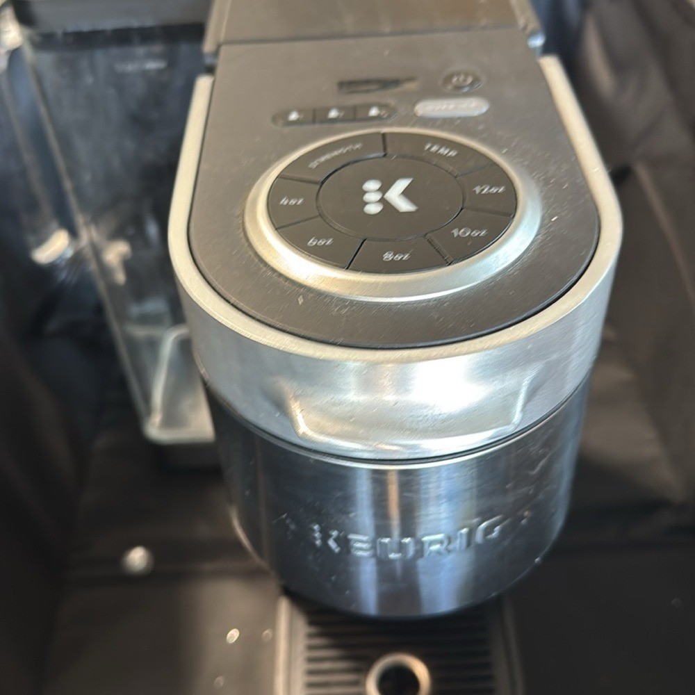 Keurig Silver and Black Coffee Maker/Coffee Maker/Coffee