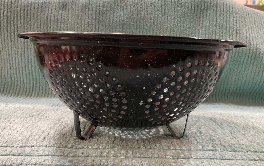 Vintage Kitchen Tool: Speckled Black Enamelware Footed Colander / Strainer