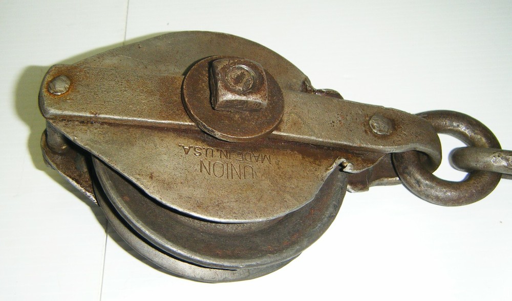 Vintage Diamond-Duluth Cast Iron Block & Tackle Barn Pulley