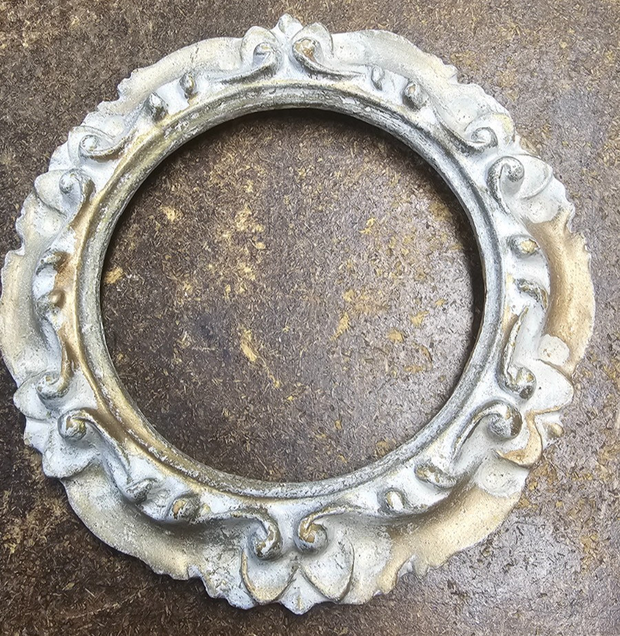 5" round vintage decorative frame collectable
