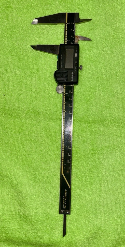 Mitutoyo Absolute Digimatic 500-172 Digital Calipers Model CD-8” C