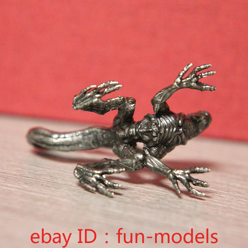 White Bronze Mutant Alien Beast Model Long Tail Statue Model Desktop Decorations
