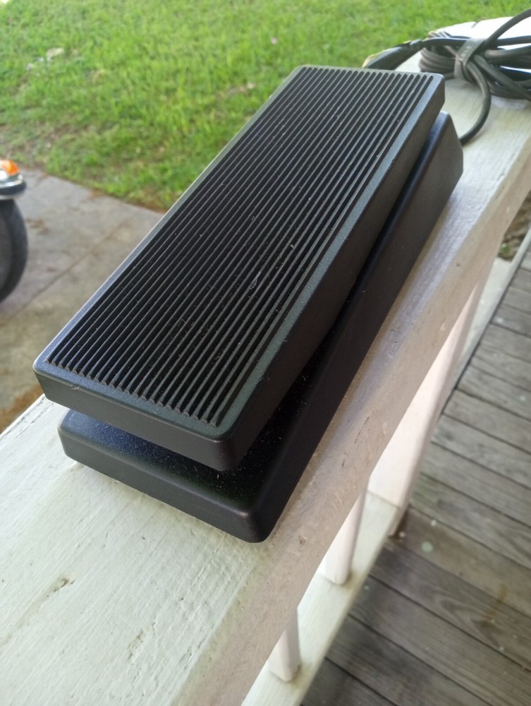 volume pedal for musical instruments