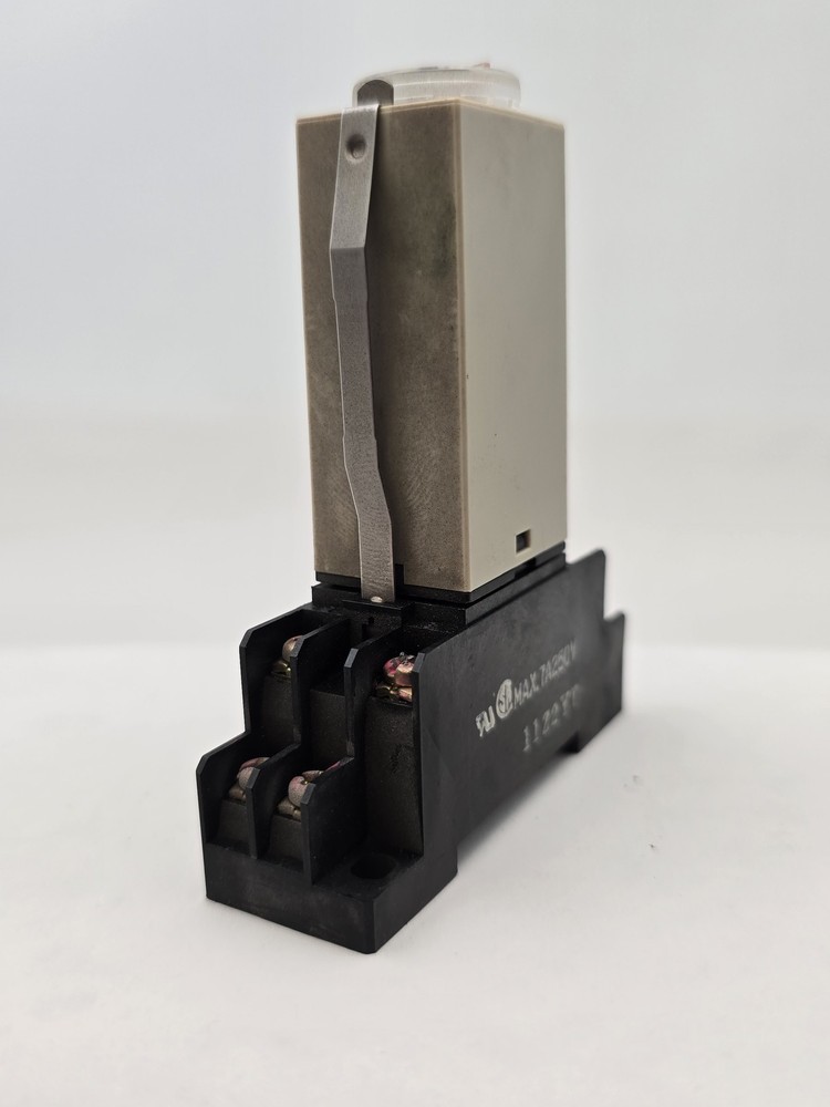 Omron H3Y-2 Solid State Timer With Socket Base 5A 250V 8Pin 11Z2YT