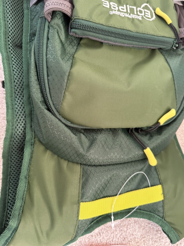 New Bass Pro Shops Eclipse 2.0L Hydration Pack for Hiking