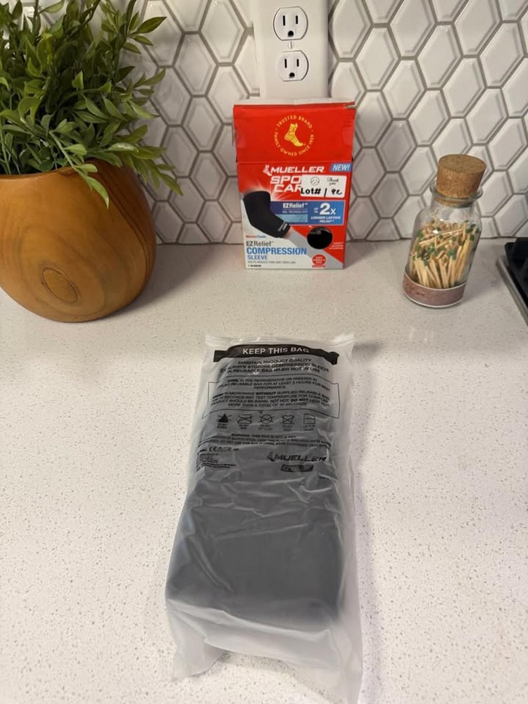 Mueller Sport Care EZRelief Compression Sleeve - Black, Size Small/Medium