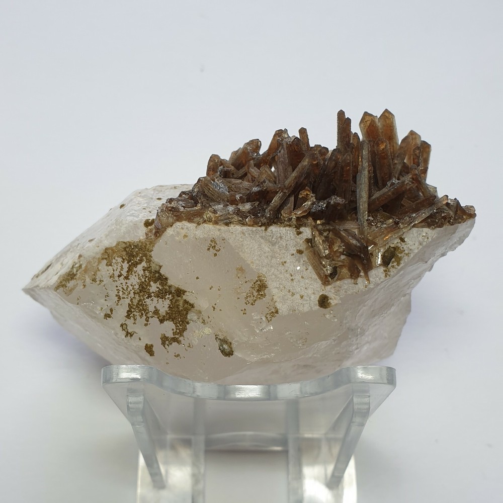Childrenite on Quartz