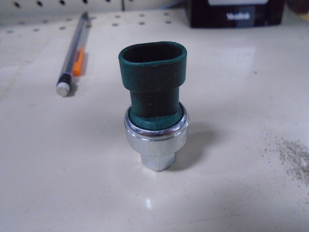 Paccar Genuine HVAC High Pressure Switch 650697BSM