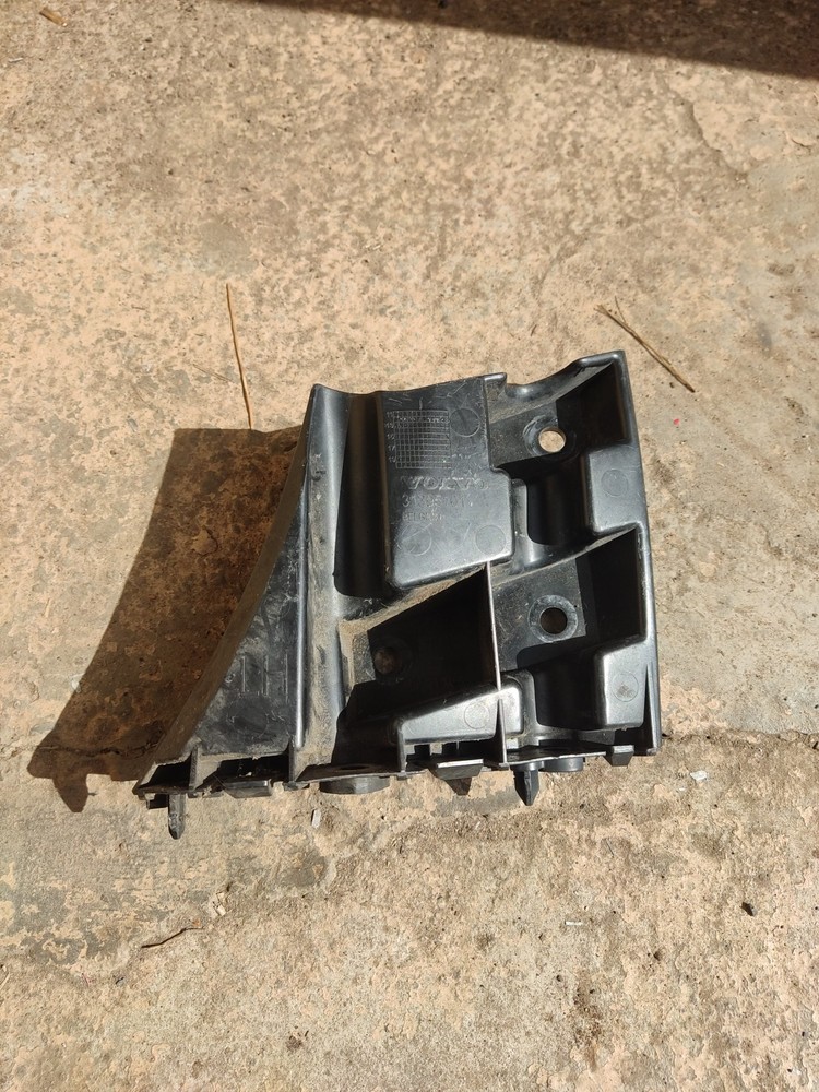 VOLVO V40 2012 FRONT LEFT PASSENGER SIDE BUMPER MOUNT BRACKET 31395101