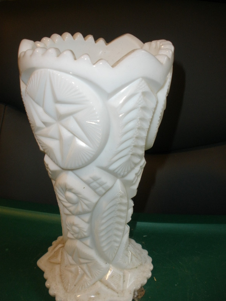 Vintage Milk Glass Fluted Edge Starburst Pattern 9" EUC