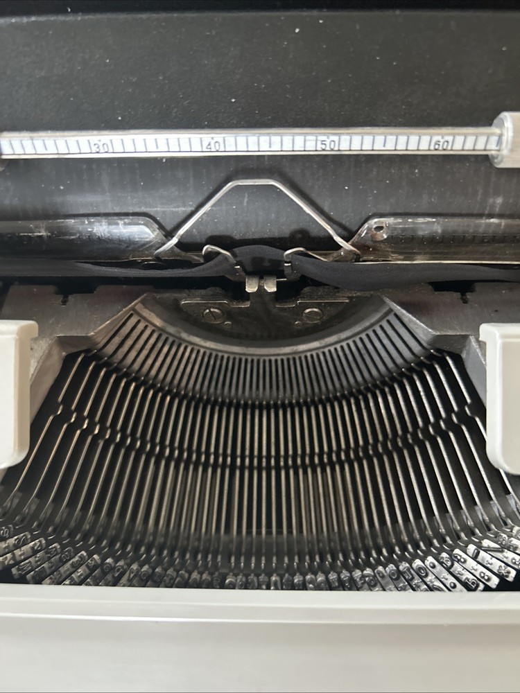 Olivetti Studio 45 Manual Typewriter with Case Made In Spain Tested Working