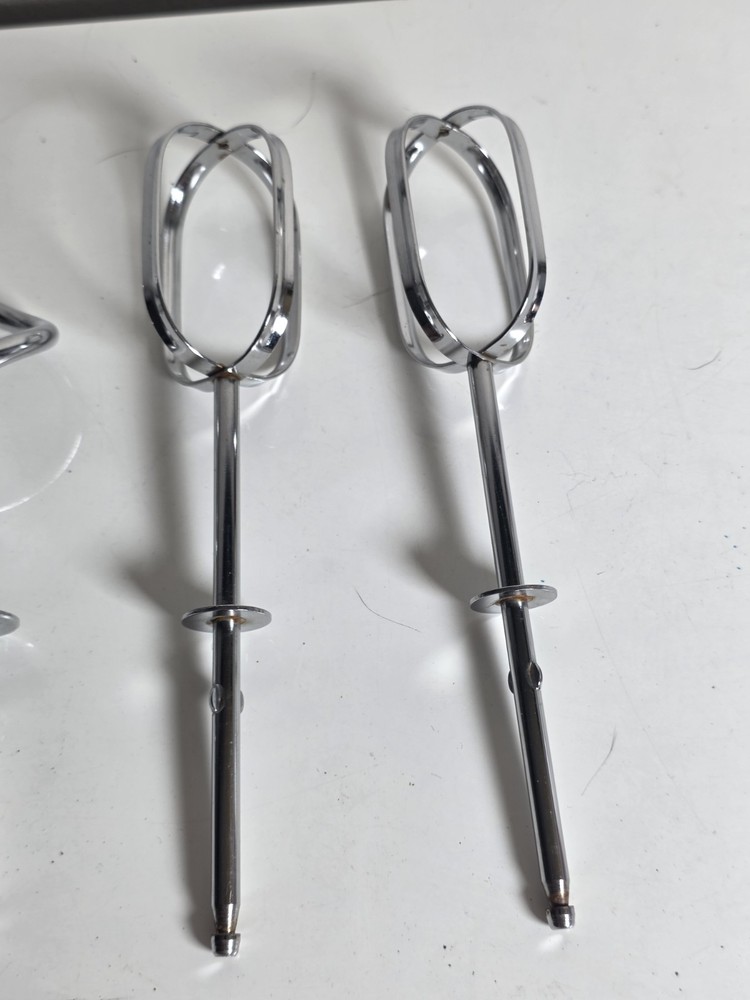 Cuisinart Hand Mixer Attachments Beaters Whisk Hook & Plastic Base Holder