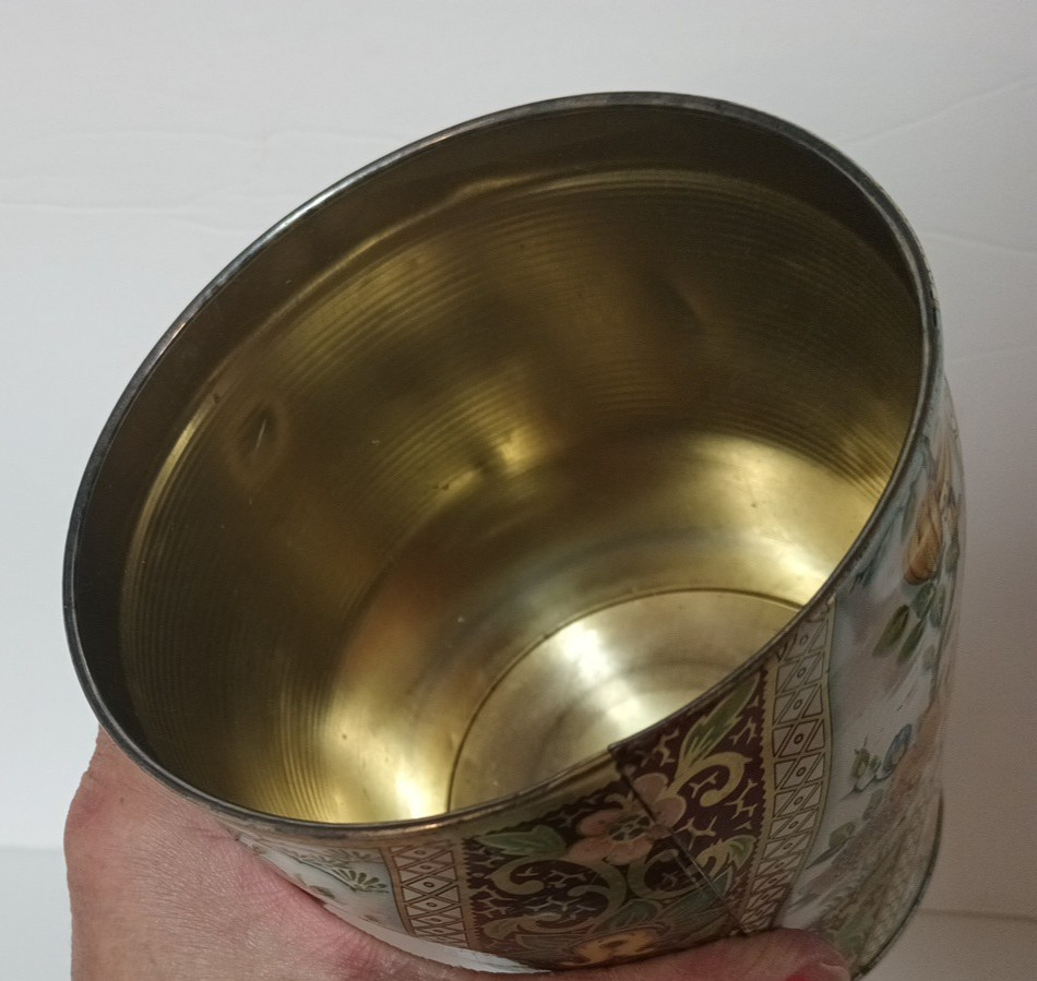 VINTAGE CONTAINER MADE IN ENGLAND TIN CONTAINER WITH LID
