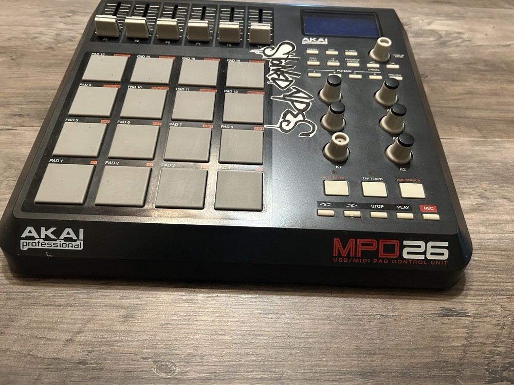 AKAI Professional MPD26 USB/MIDI Pad Control Unit Tested