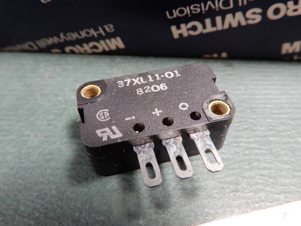Micro Switch 37XL11-01 Micro Switches Qty 16 NOS