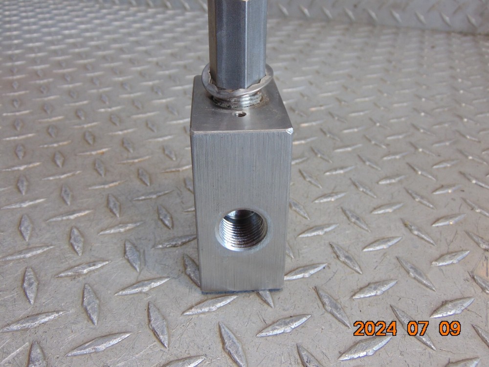 HiP 15F-11NFD 2-Way Straight NPT Pipe Connection Valve - Missing Handle