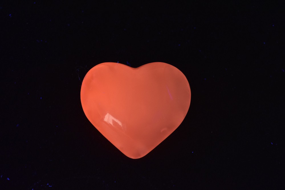 Medium Pink Mangano Calcite Heart Fluorescent UV Reactive 5.4 cm # S6