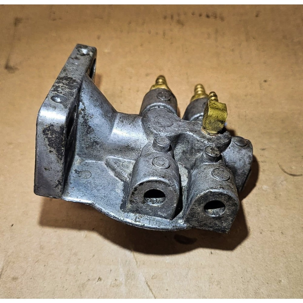 Fuel filter base, 2x 3/8 FNPT barb threads, SAME SIDE Used (322)