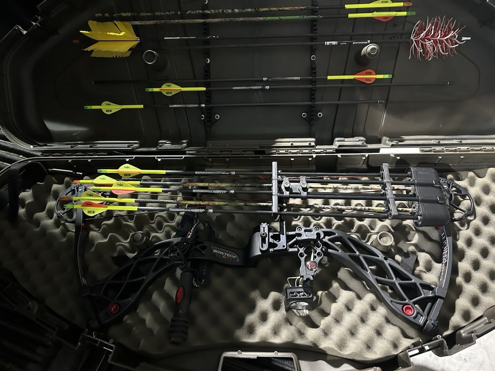 Bowtech Carbon Knight Compound Bow - RH - Black & Red - 70lbs.