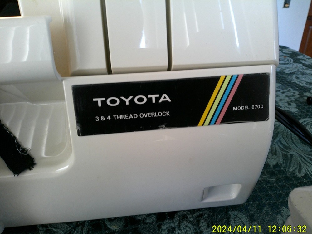TOYOTA 6700 SEGER SEWING MACHINE (WORKING)