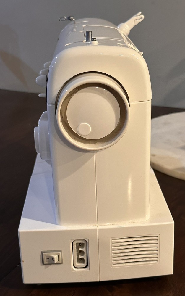Singer 2732 Home Sewing Sewing Machine , working condition