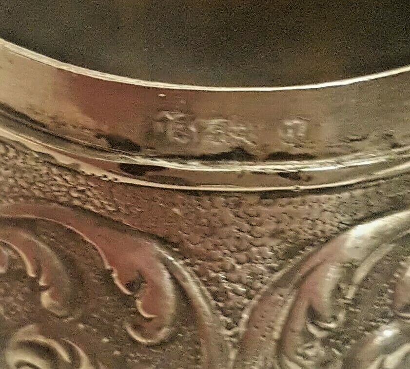 SILVER 800 ANTIQUE HAND CHISELED BOX. PUNCHING PRESENT