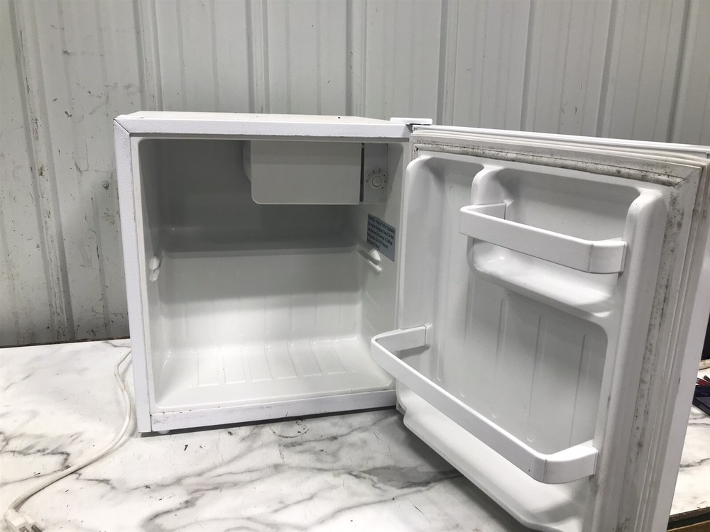 Kenmore mini fridge refrigerator