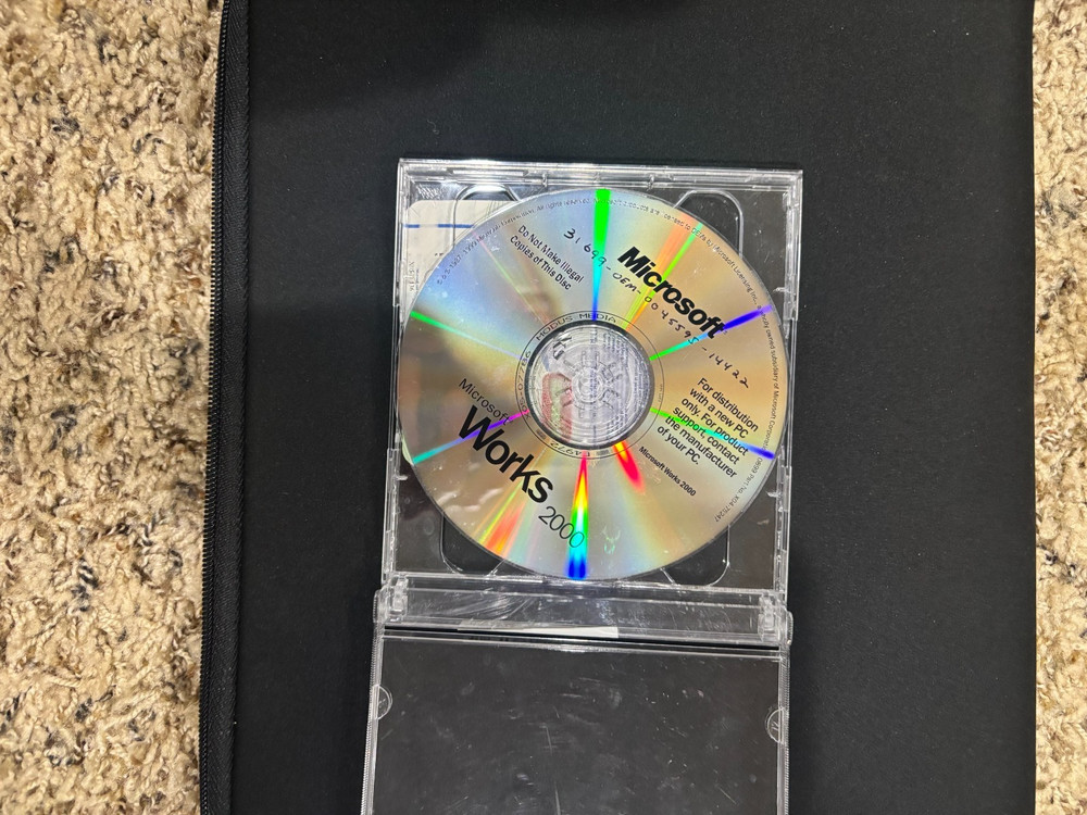 Microsoft Works 2000 CD-ROM  with COA - Tested good