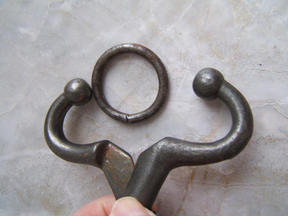 ANTIQUE SPRING-LOADED CAST-IRON BULL LEADING TOOL