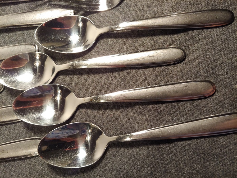 Oneida Peninsula Jordan Castle Flatware Service for 4. Used. 20 Pieces.