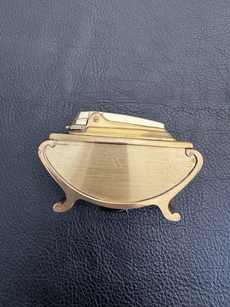 Vintage Ronson Varaflame Table Lighter.