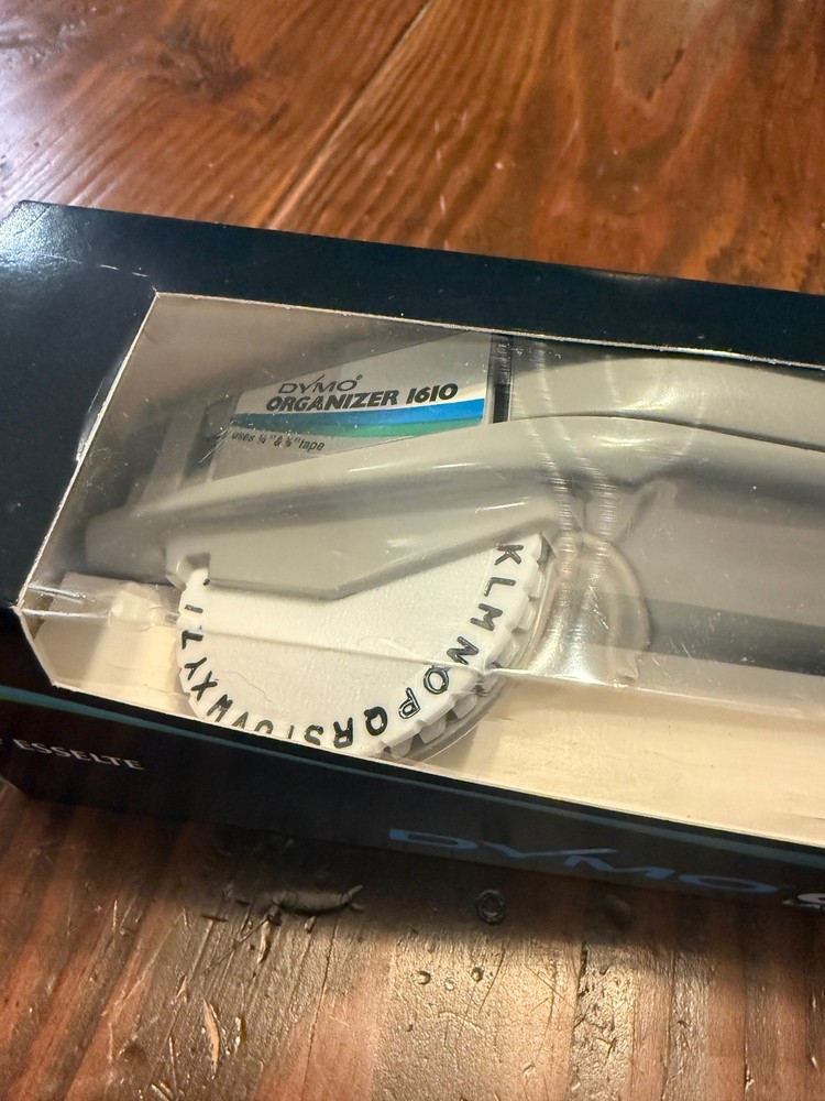 NEW DYMO Organizer 1610 Esselte Manual Label Maker Embosser Open box