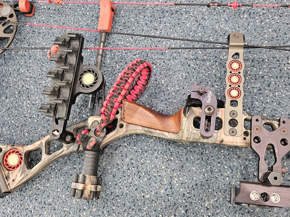 Mathews Switchback XT Compound Bow 70# Draw Weight Right Hand w/ Case