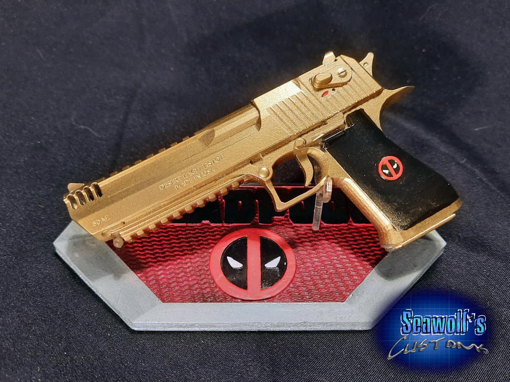Deadpool - Golden Desert Eagle (Mini 3D Replica and Stand)