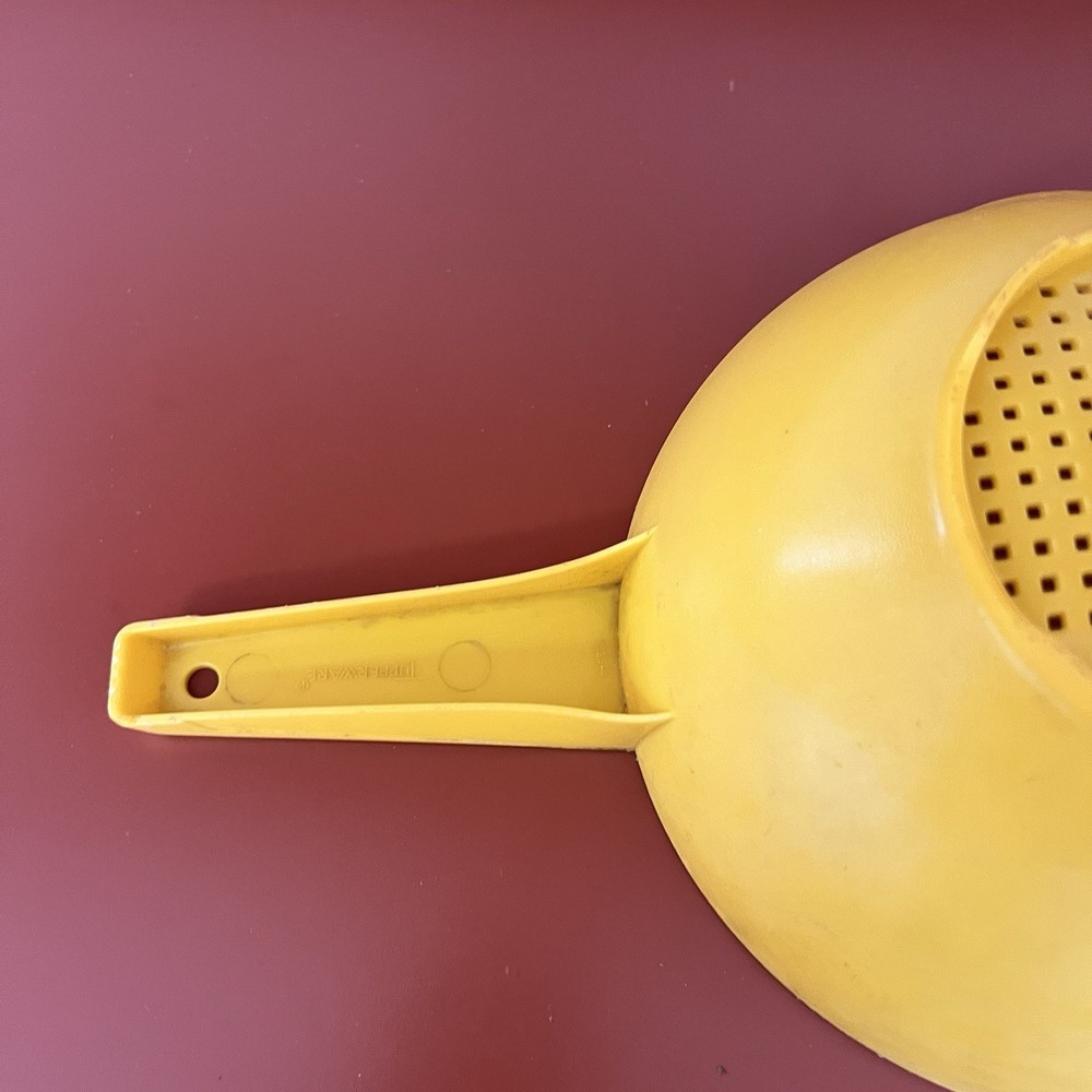 Vintage Tupperware Colander Strainer w/ Handle Yellow Quart Double Pour