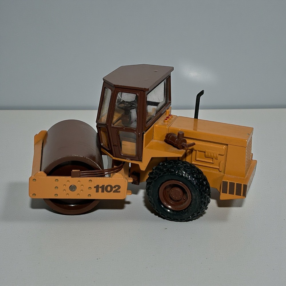 VTG Conrad Case 1102 Compactor 1:35 Scale Model 2703 West Germany