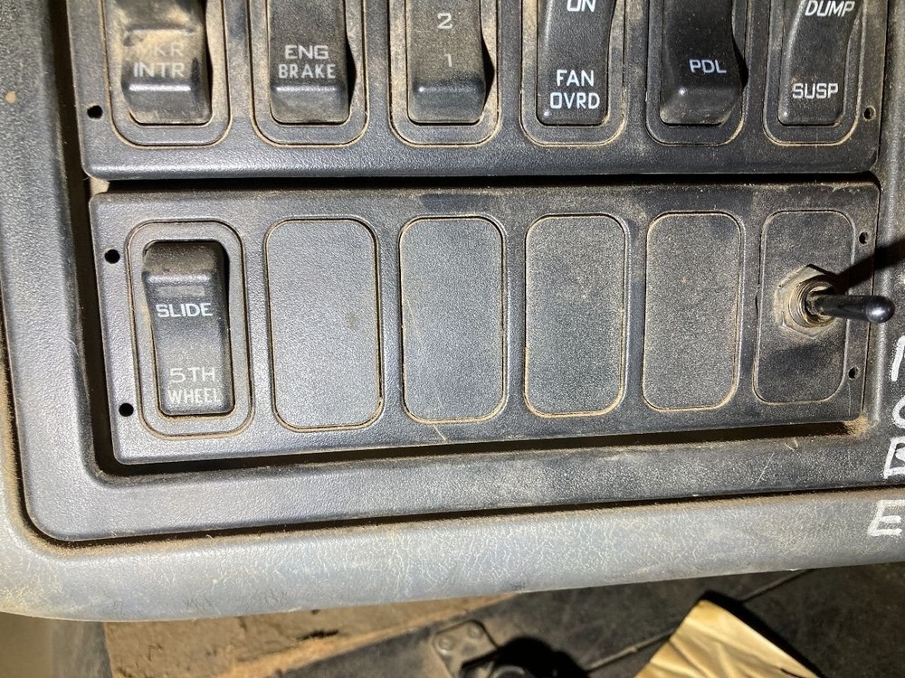 International 8600 SWITCH Dash Panel - Used