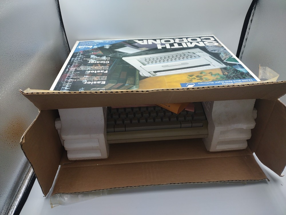 Smith-Corona Display 900 Dictionary Electronic Typewriter W Box SUN BLEACHED