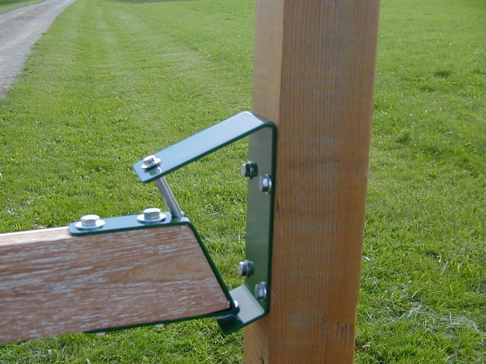 Swing Pivoting, moveable, gravity self centering mailbox hinge, pivots both ways