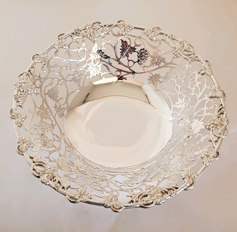 Vintage sterling silver Cake stand/compôte. Sheffield 1993 . By Huge Crawshaw