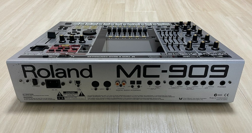 Roland MC-909 Music Sampler Sampling Groovebox Drum Machine Synthesizer