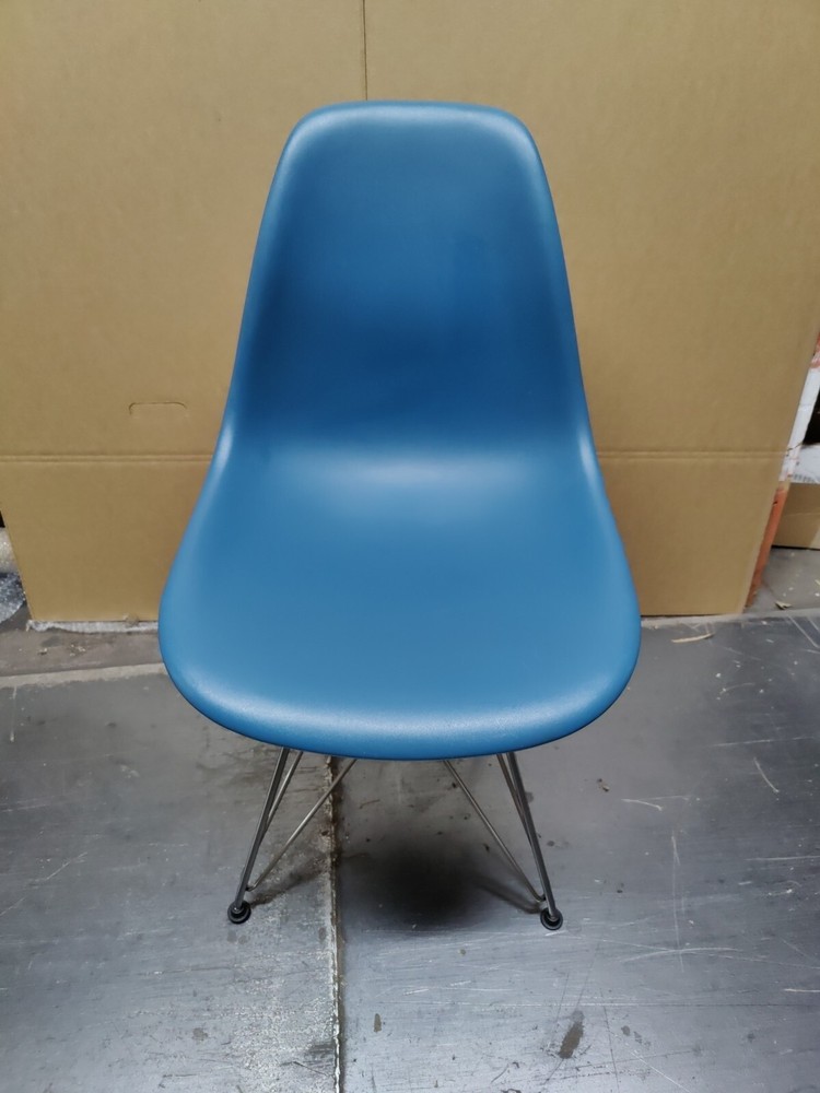 320260 Herman Miller Eames side chair w/wire Eiffel base