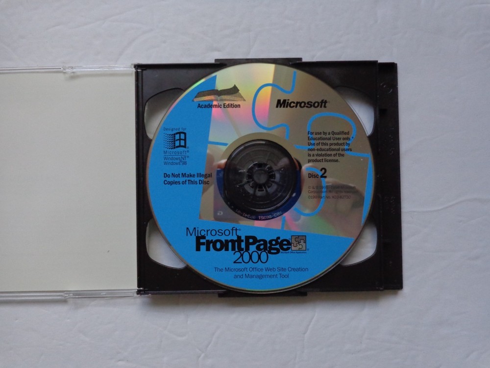 Microsoft FrontPage 2000 2CD ROM for Windows NT & Windows 98 (case was damaged)