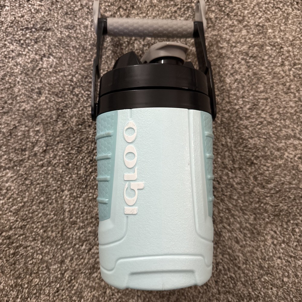 Igloo Handled with Hooks Insulted Water Bottle, Unused