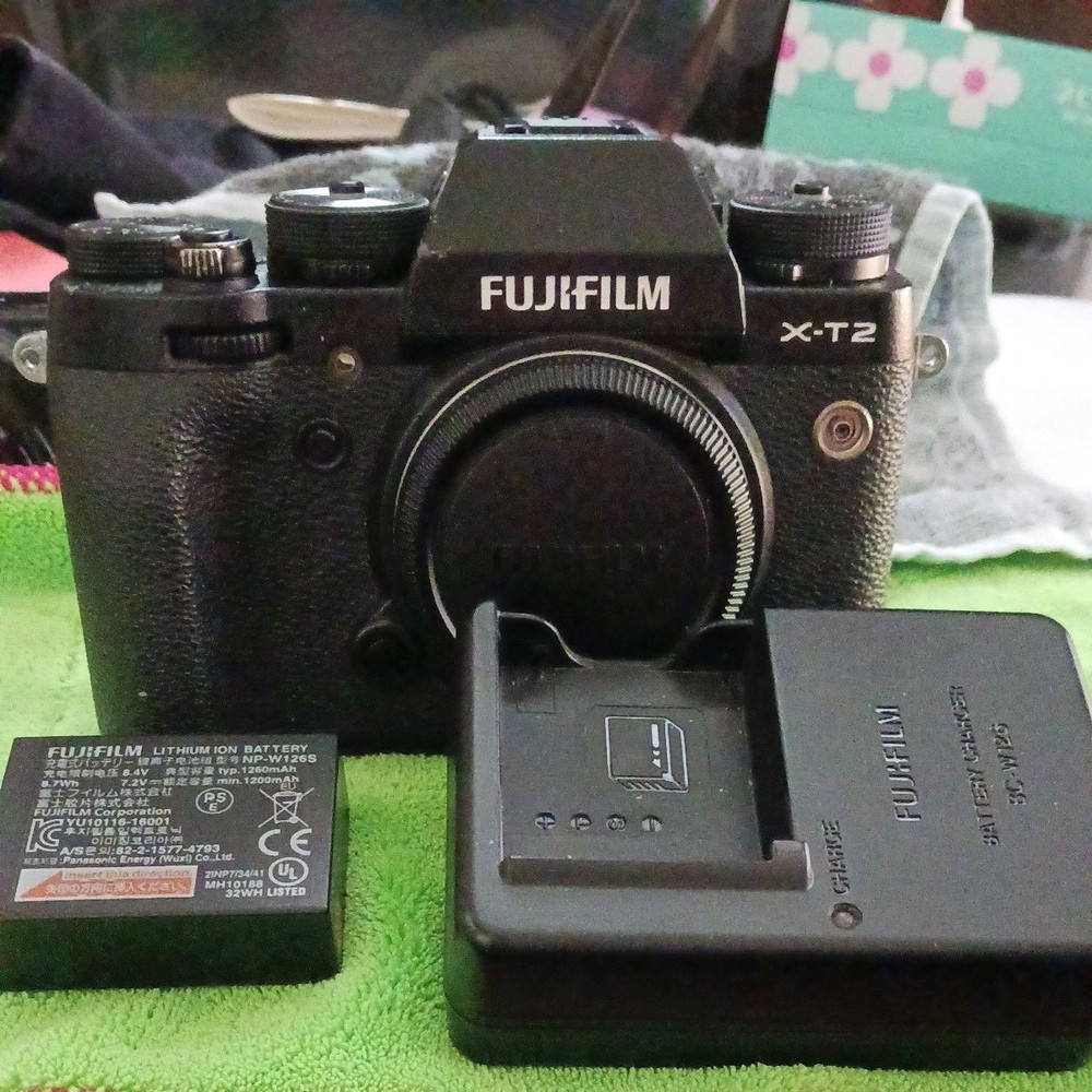 FUJIFILM X-T2 Mirrorless Camera BattCharger Set