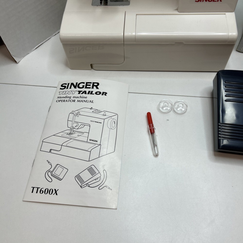 Singer Tiny Tailor Mending Machine TT600A w/Accessories Original Box