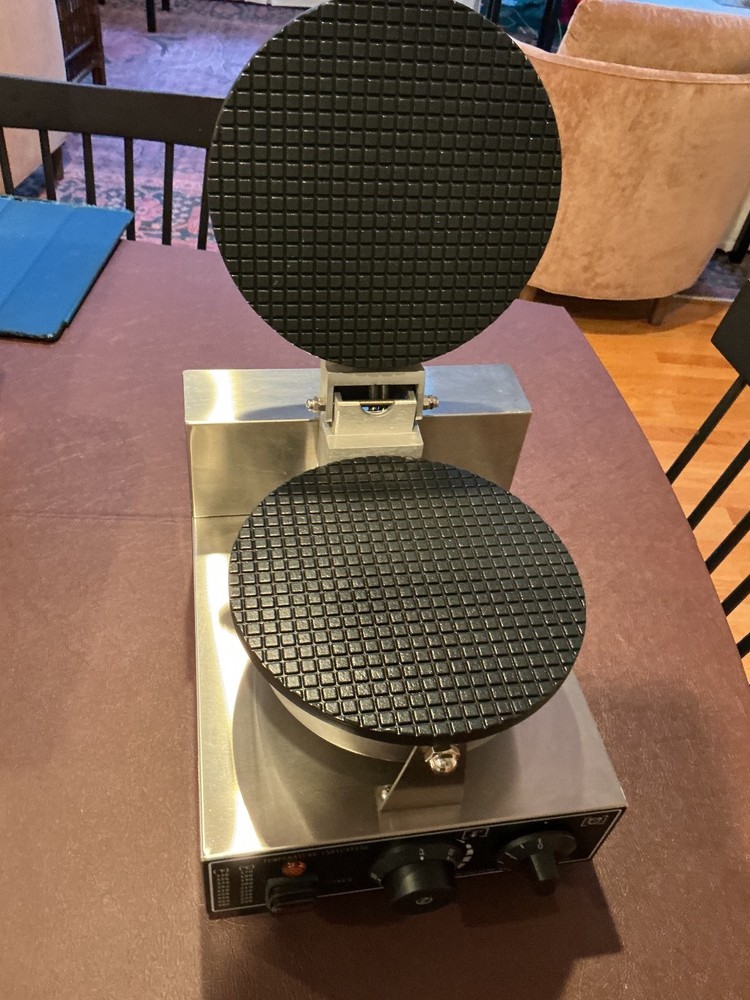 SINGLE PAN DS-1A COMMERCIAL CONE MAKER. NEW