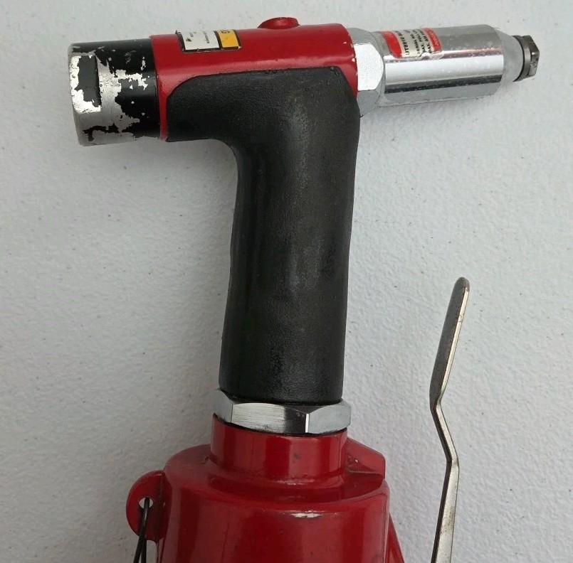 Universal Tool UT8910 Pneumatic Blind Riveter Tool 1/8" Rivet 90 Psi