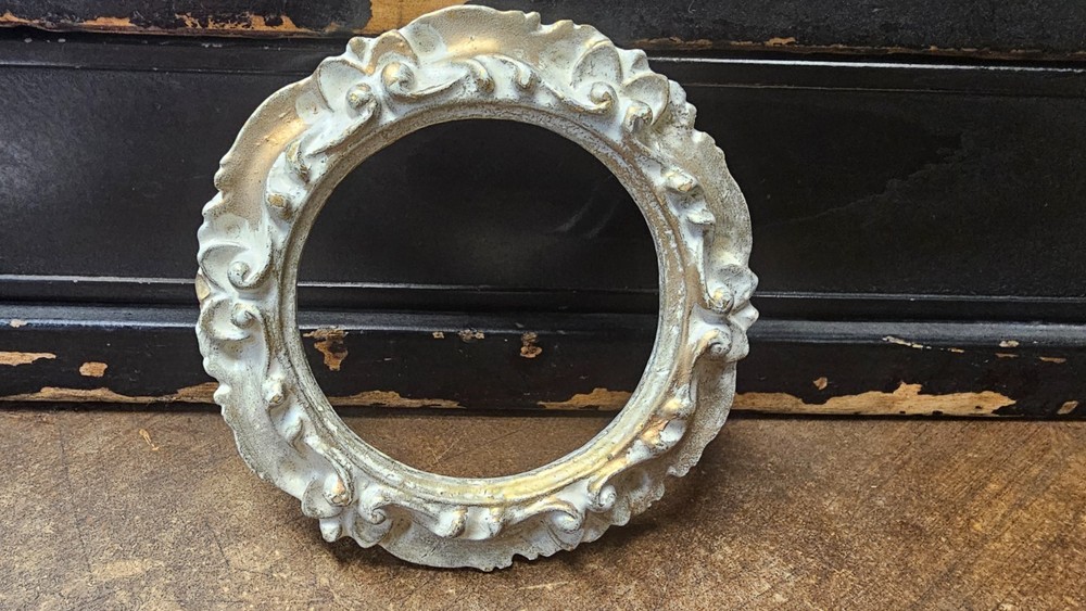 5" round vintage decorative frame collectable